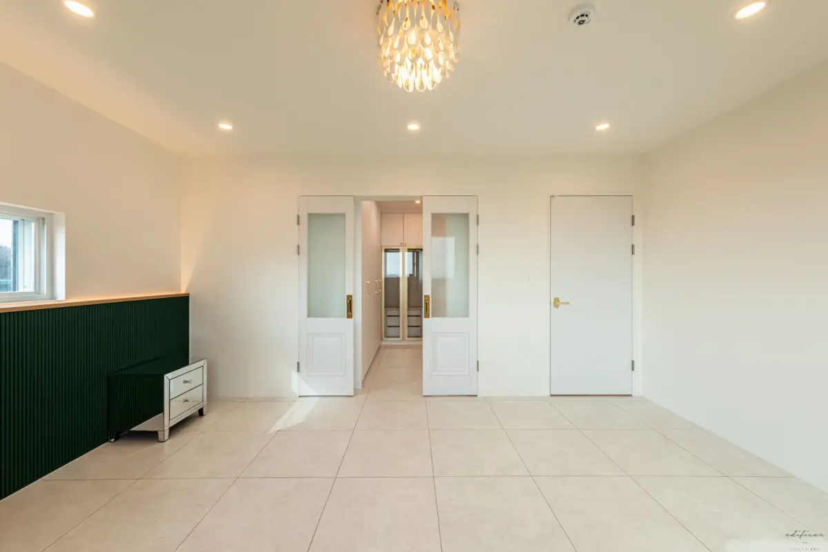 딥그린 포인트의 우아한 모던 클래식 침실